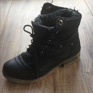 Women combat style lace up ankle bootie